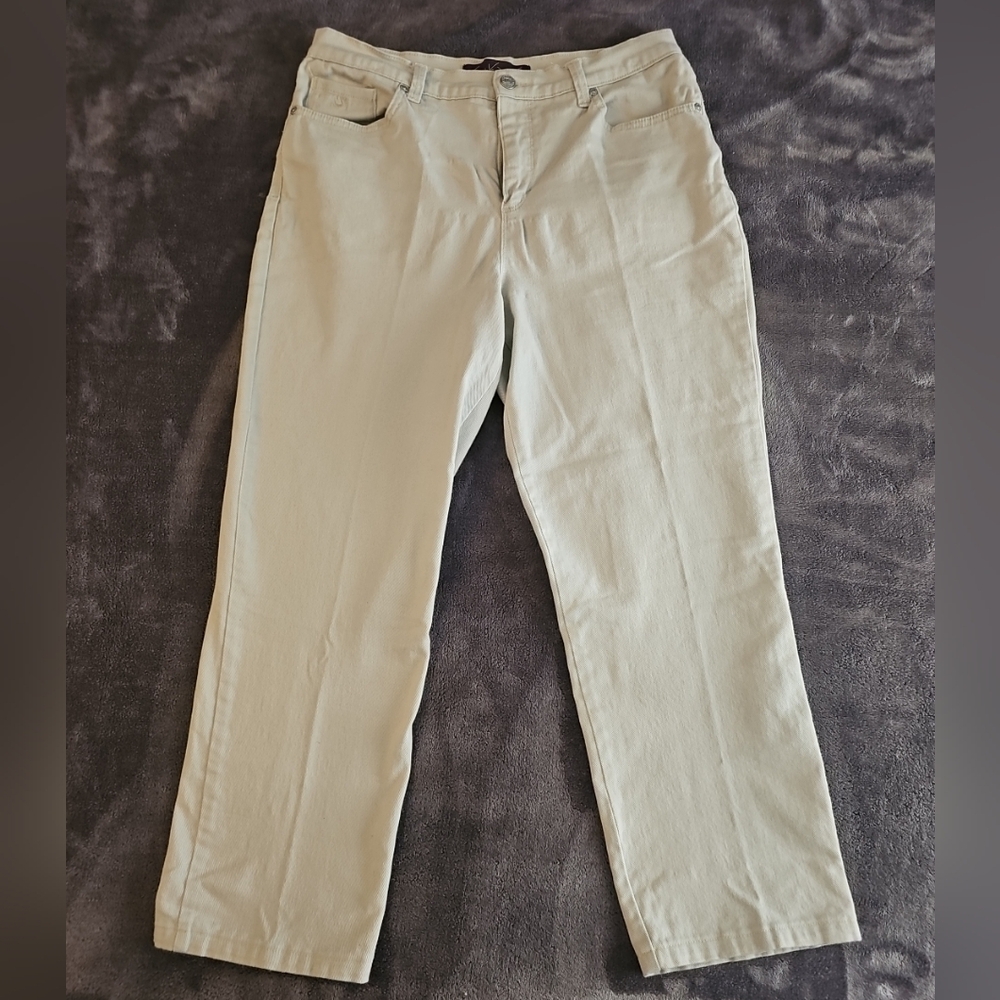 Gloria Vanderbilt Womens Amanda 10 Missy Short Eggshell Off-white Color